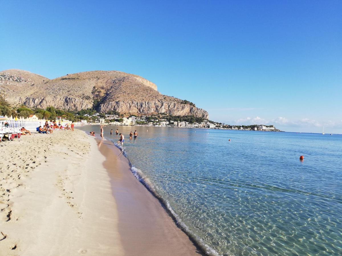 Charming Apartment In Mondello Palermo Bagian luar foto