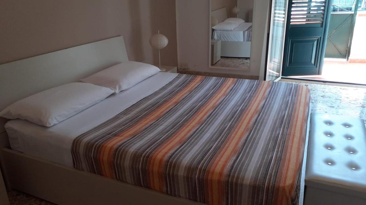 Charming Apartment In Mondello Palermo Bagian luar foto